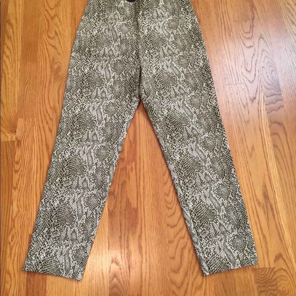 Stunning snake print pants🌹🌿🌹🌿
